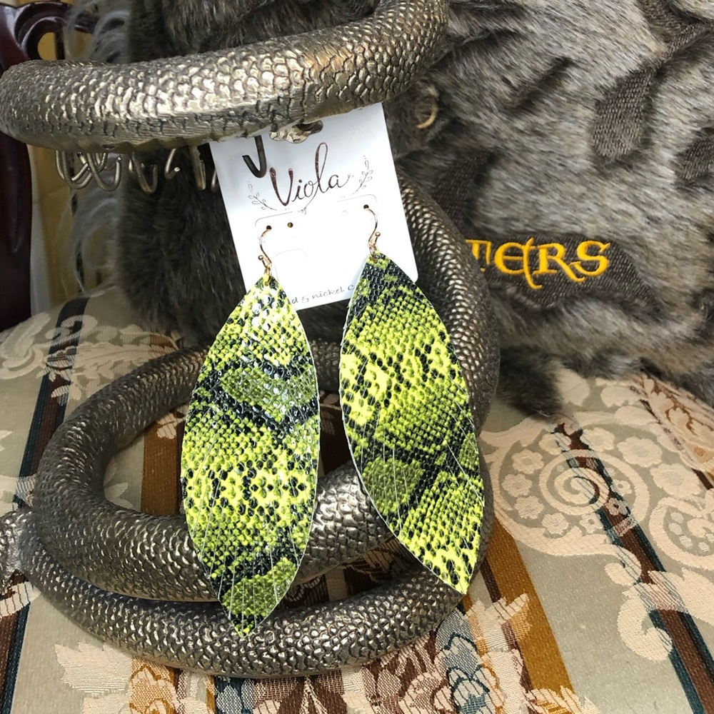 🐍NWT Snake print earrings🐍